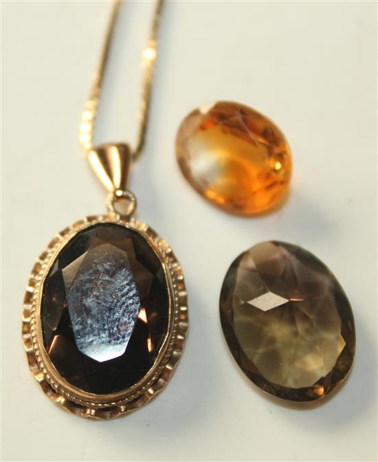 A 9ct gold and quartz pendant on a 9ct gold chain and 2 umounted gem stones